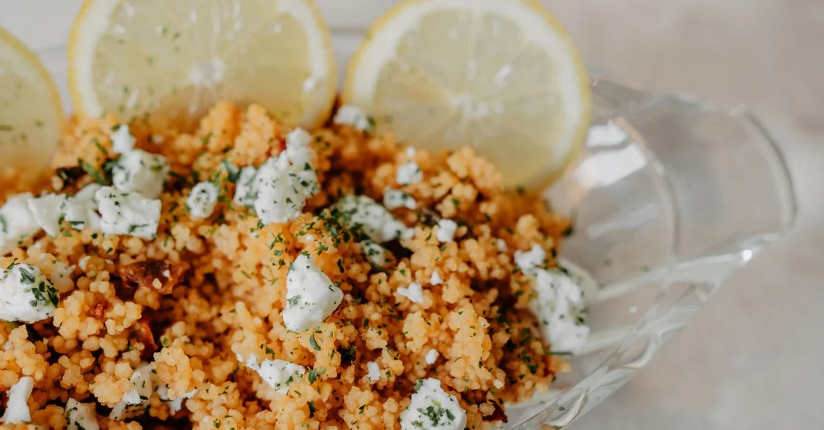 Un plat de couscous savoureux garni de rondelles de citron et d'herbes, parfait pour un repas vibrant.