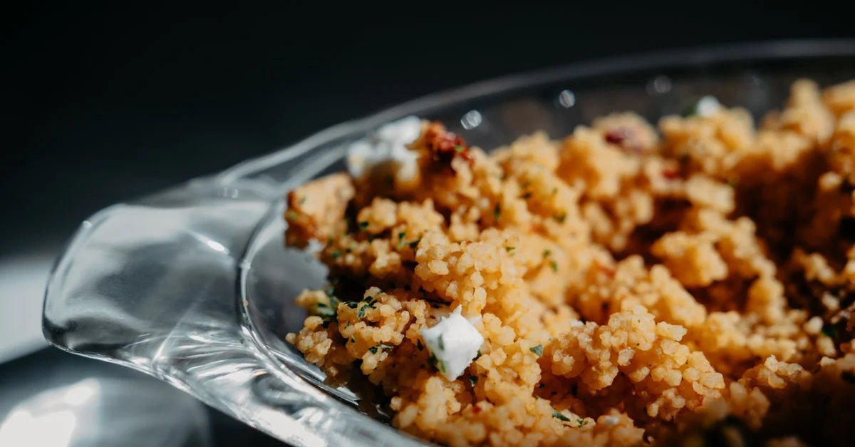 Gros plan sur du couscous fait maison servi dans un plat en verre, parfait pour le dîner.